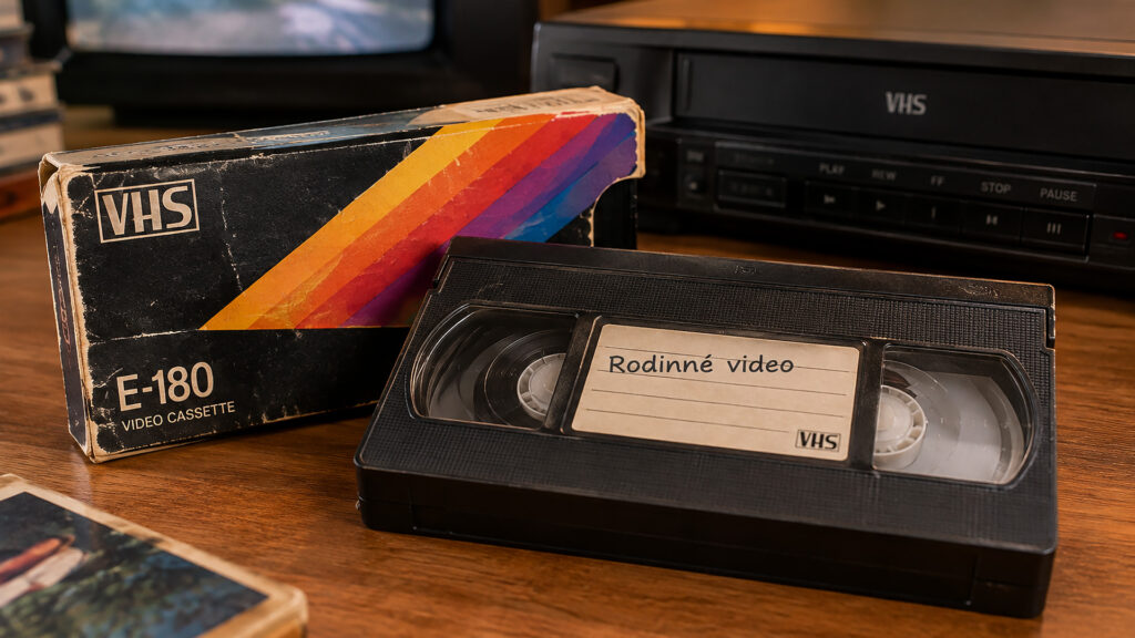 Stará VHS kazeta v papírovém pouzdře s rodinnou nahrávkou